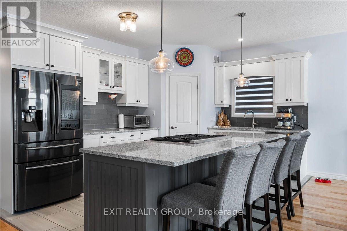 18 Gilbert Crescent, Prince Edward County, Ontario  K0K 3L0 - Photo 12 - X12413320