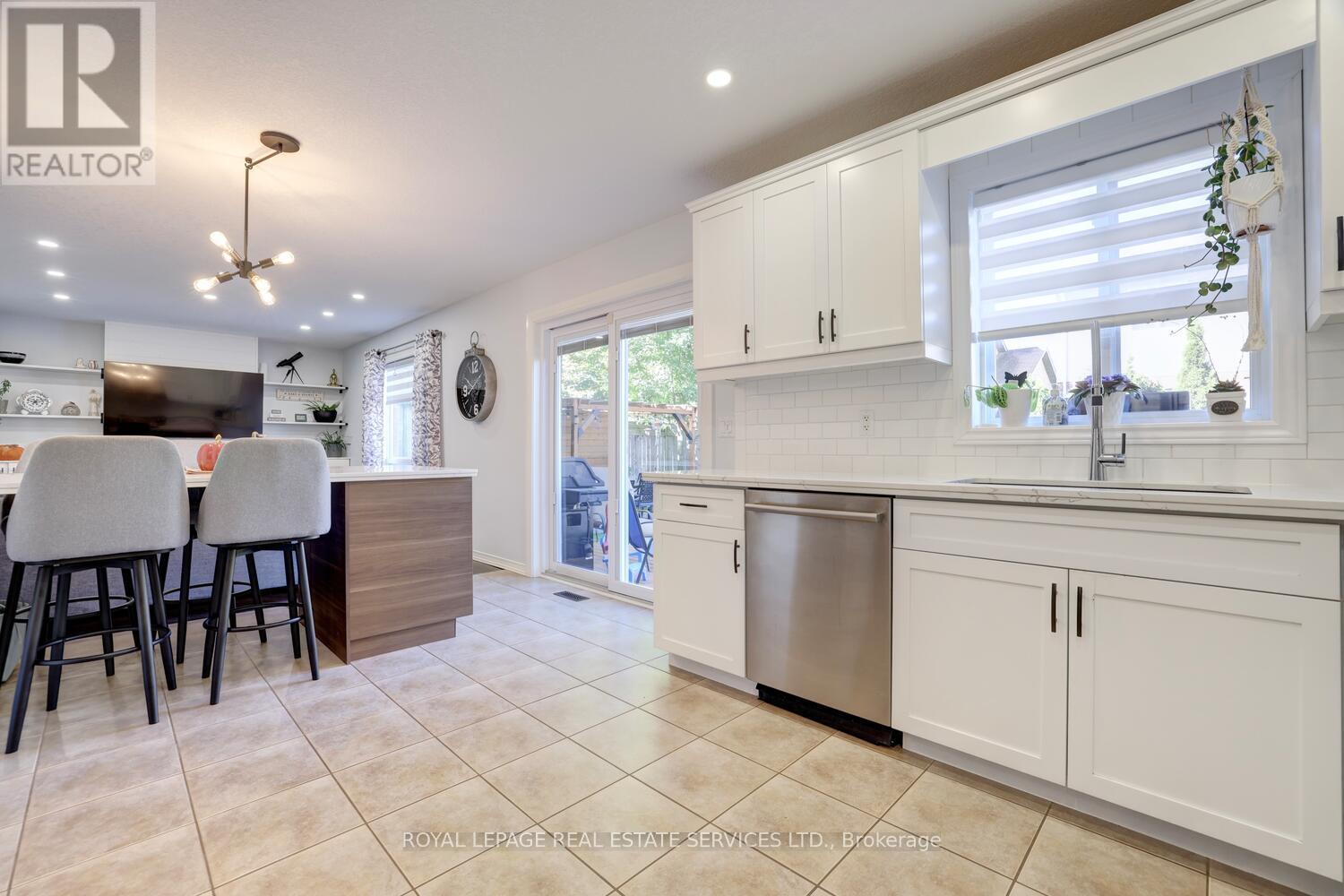 35 Aiken Crescent, Orangeville, Ontario  L9W 0B2 - Photo 12 - W12413182