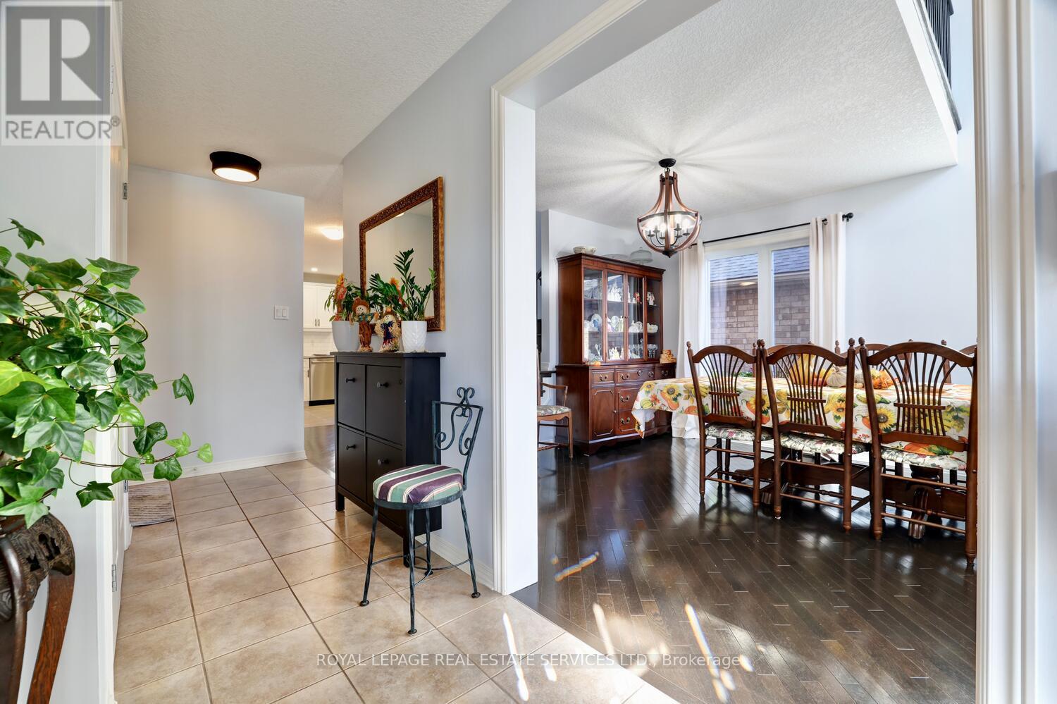 35 Aiken Crescent, Orangeville, Ontario  L9W 0B2 - Photo 3 - W12413182