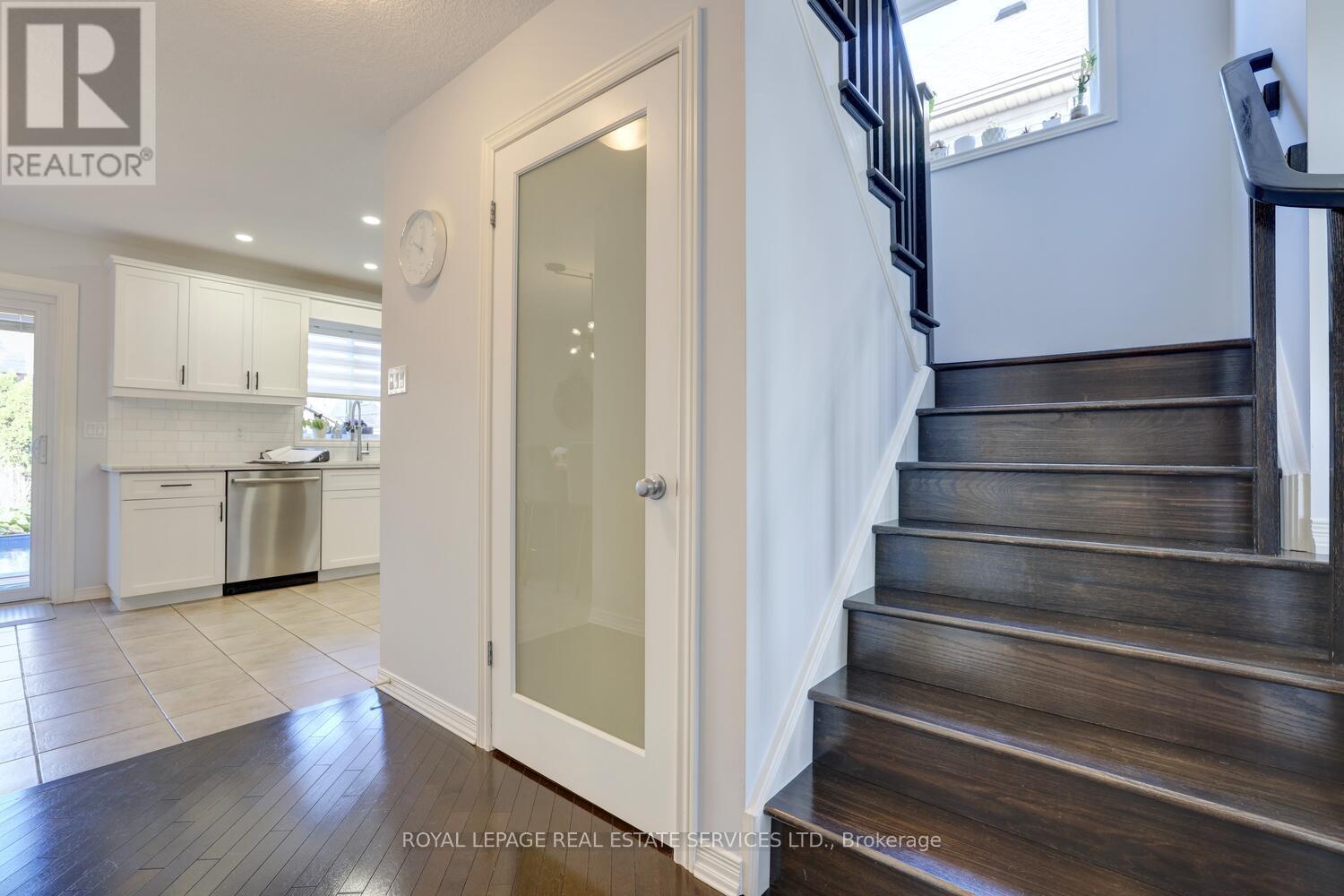 35 Aiken Crescent, Orangeville, Ontario  L9W 0B2 - Photo 7 - W12413182