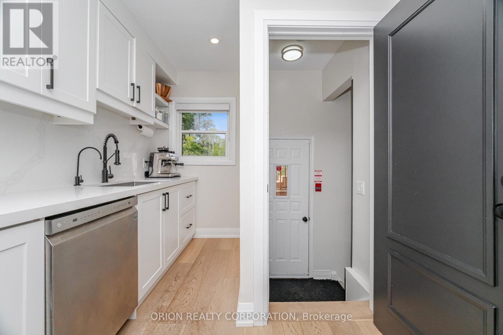 86 Park Street W, Mississauga, Ontario  L5H 1L3 - Photo 13 - W12413183