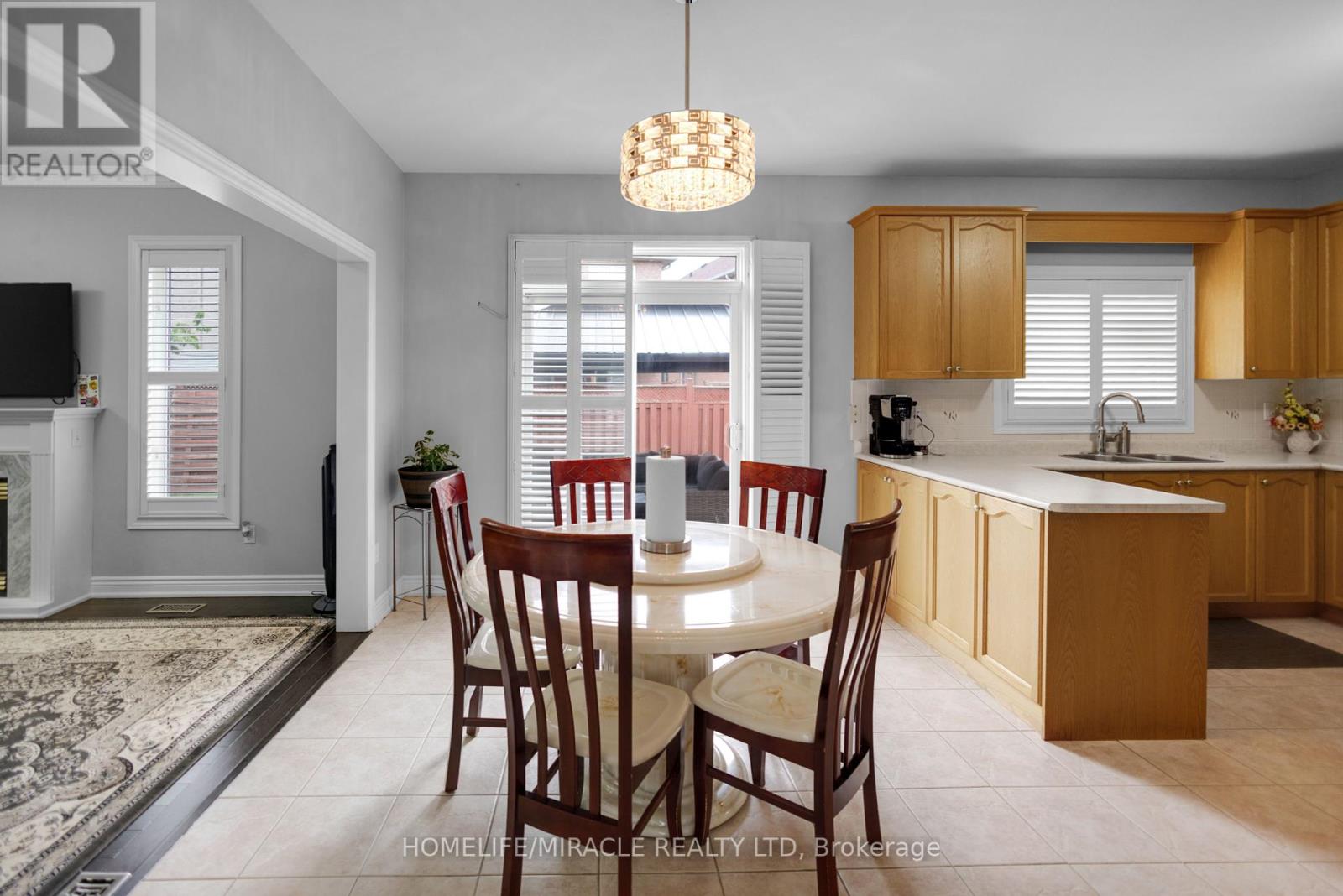24 Fauna Court, Brampton, Ontario  L6R 3C6 - Photo 12 - W12413189