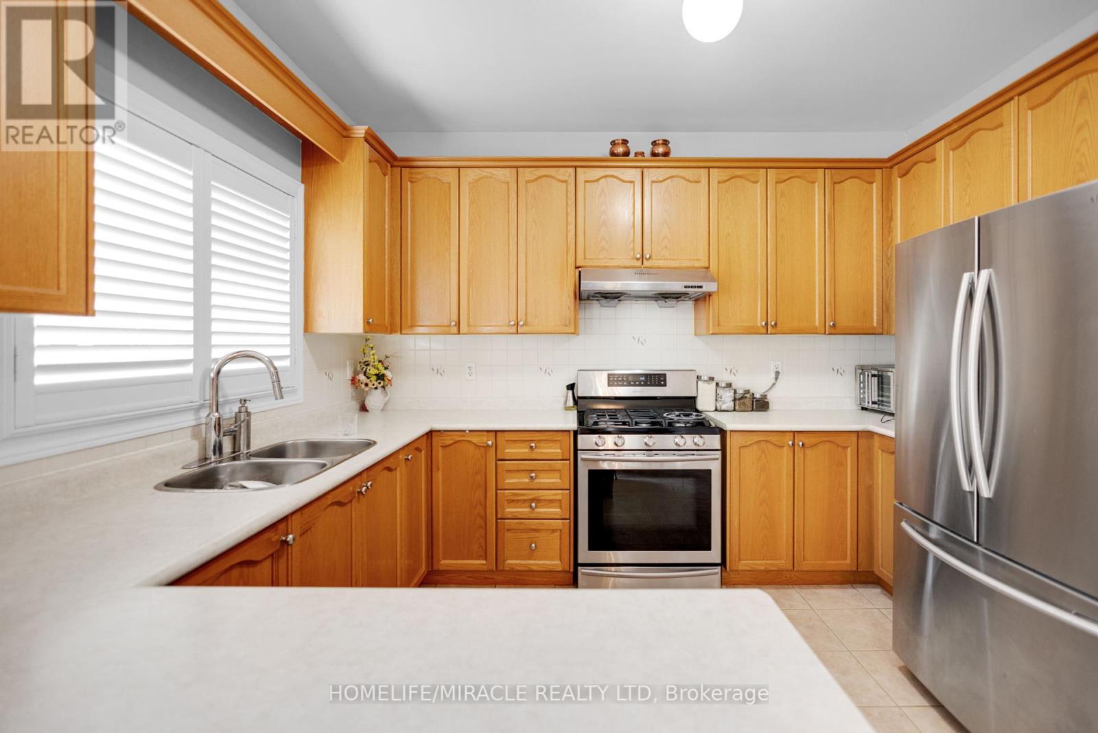 24 Fauna Court, Brampton, Ontario  L6R 3C6 - Photo 14 - W12413189