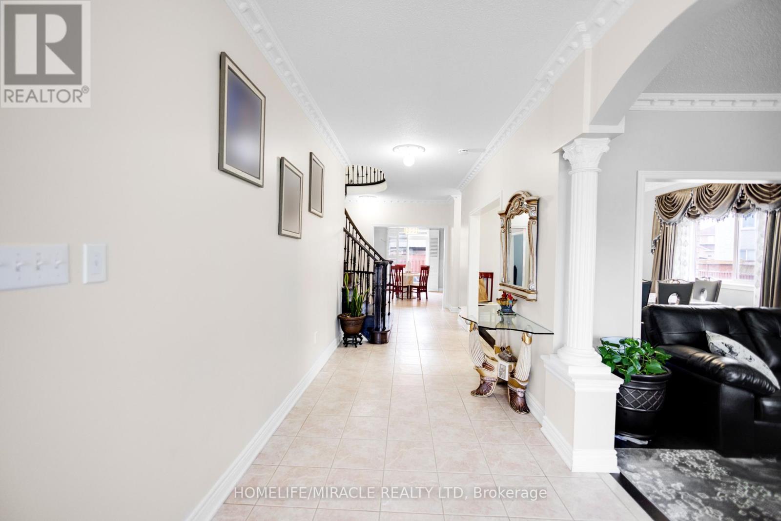 24 Fauna Court, Brampton, Ontario  L6R 3C6 - Photo 5 - W12413189