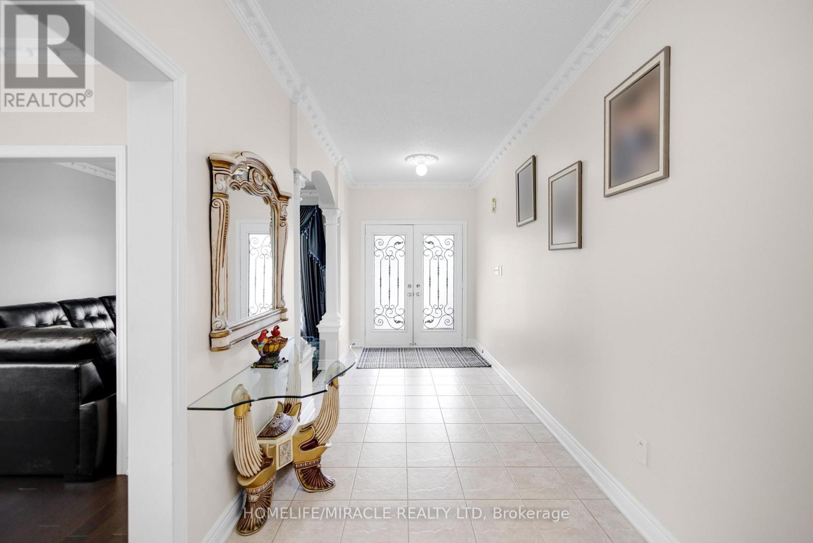 24 Fauna Court, Brampton, Ontario  L6R 3C6 - Photo 6 - W12413189