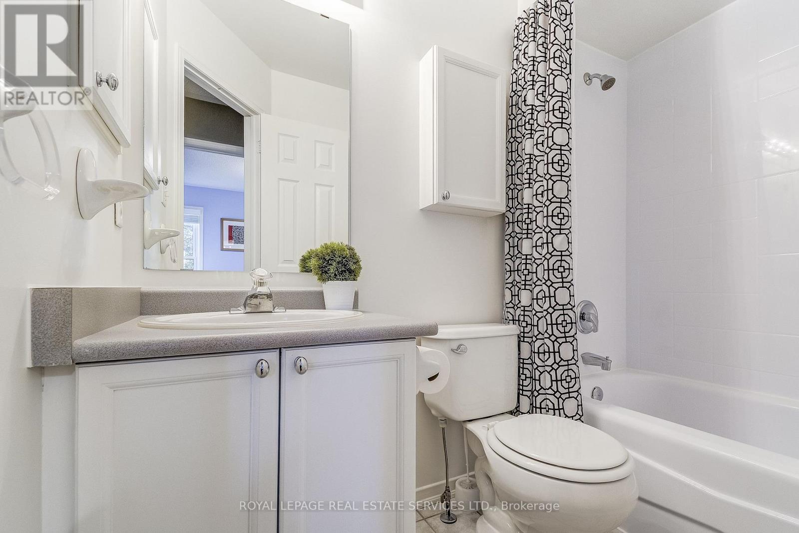 200 Glenashton Drive, Oakville, Ontario  L6H 6H6 - Photo 29 - W12413219