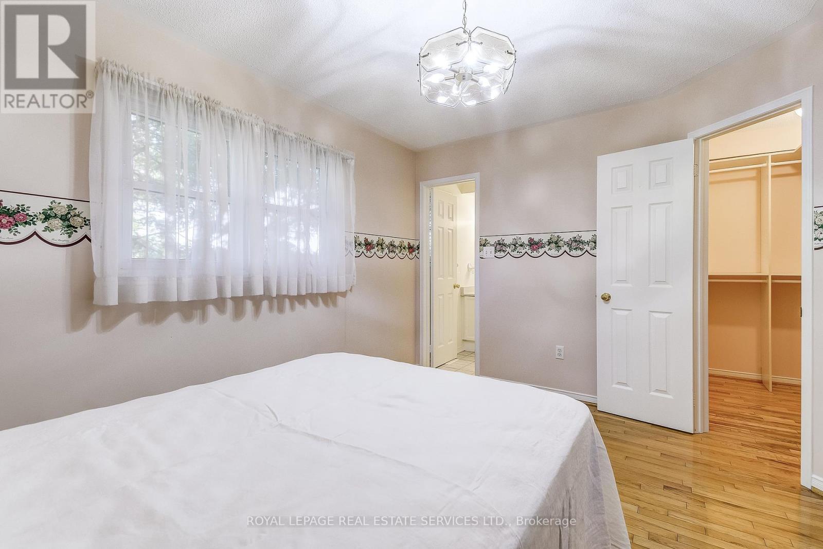 200 Glenashton Drive, Oakville, Ontario  L6H 6H6 - Photo 32 - W12413219