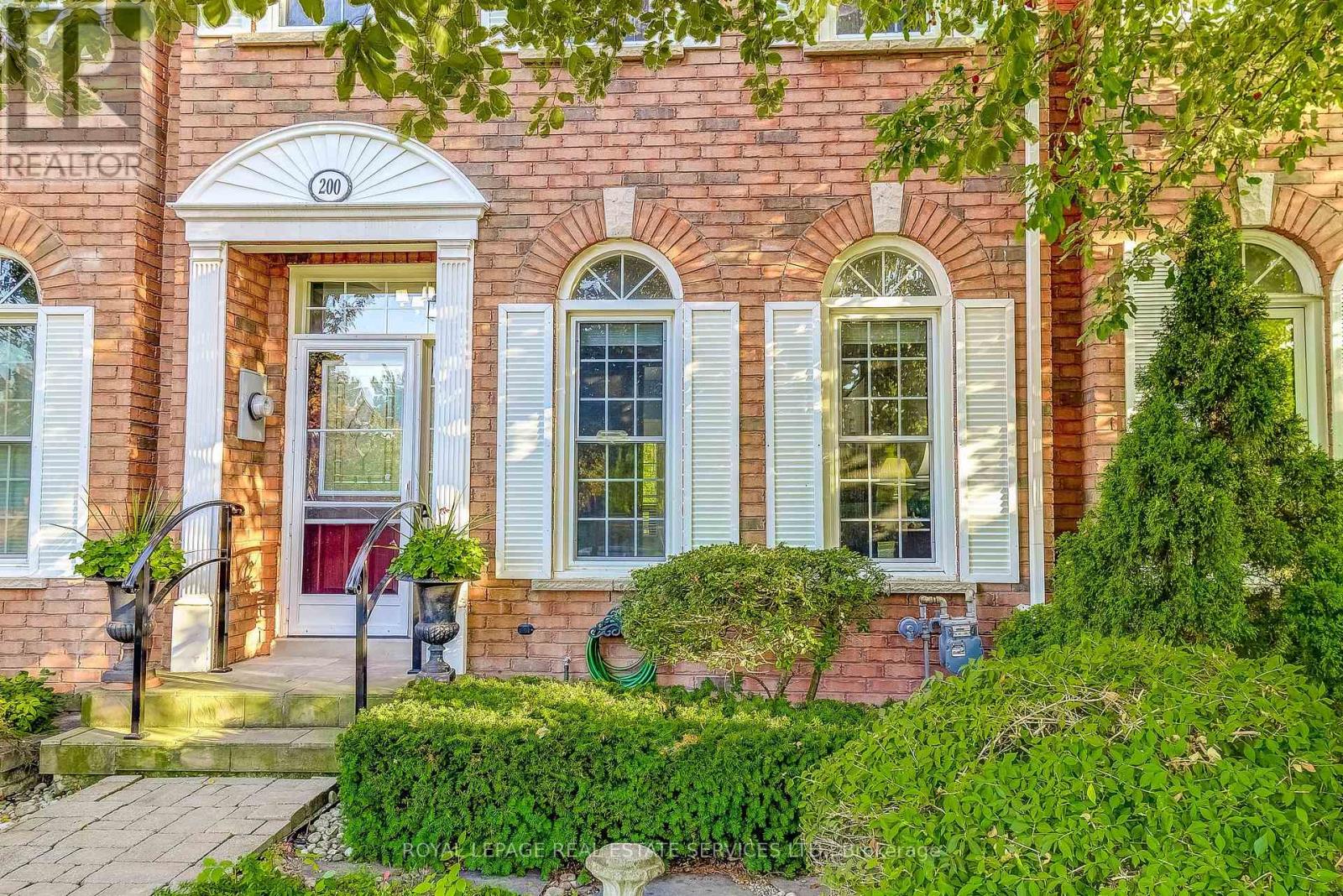 200 Glenashton Drive, Oakville, Ontario  L6H 6H6 - Photo 4 - W12413219
