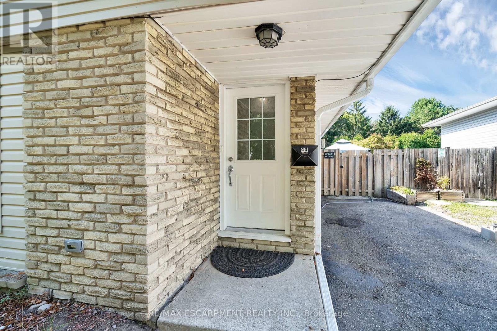 43 Elma Street, St. Catharines (Lakeport), Ontario  L2N 6Z2 - Photo 3 - X12412937