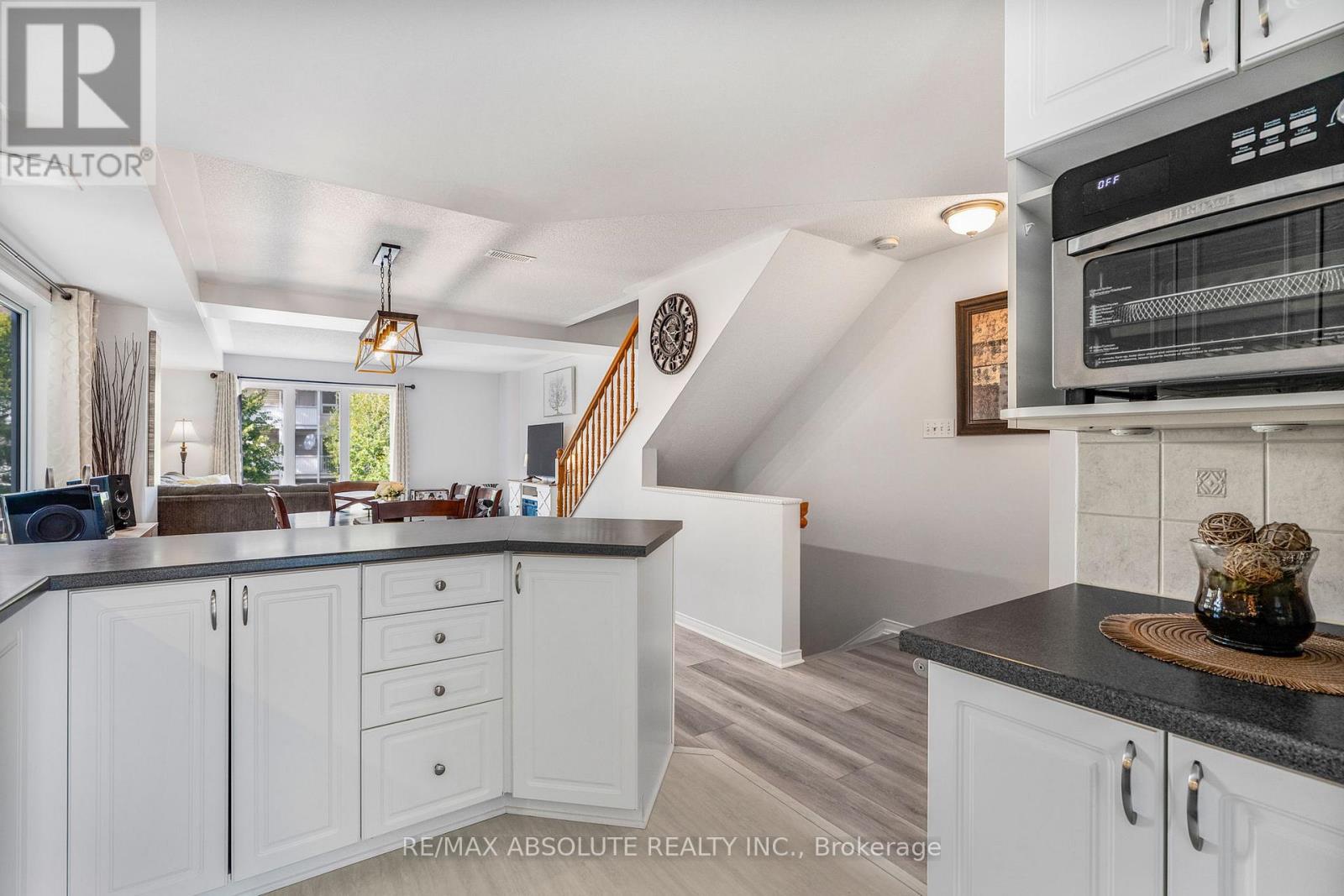 32 Bonfield Private, Ottawa, Ontario  K4A 5E4 - Photo 6 - X12413301