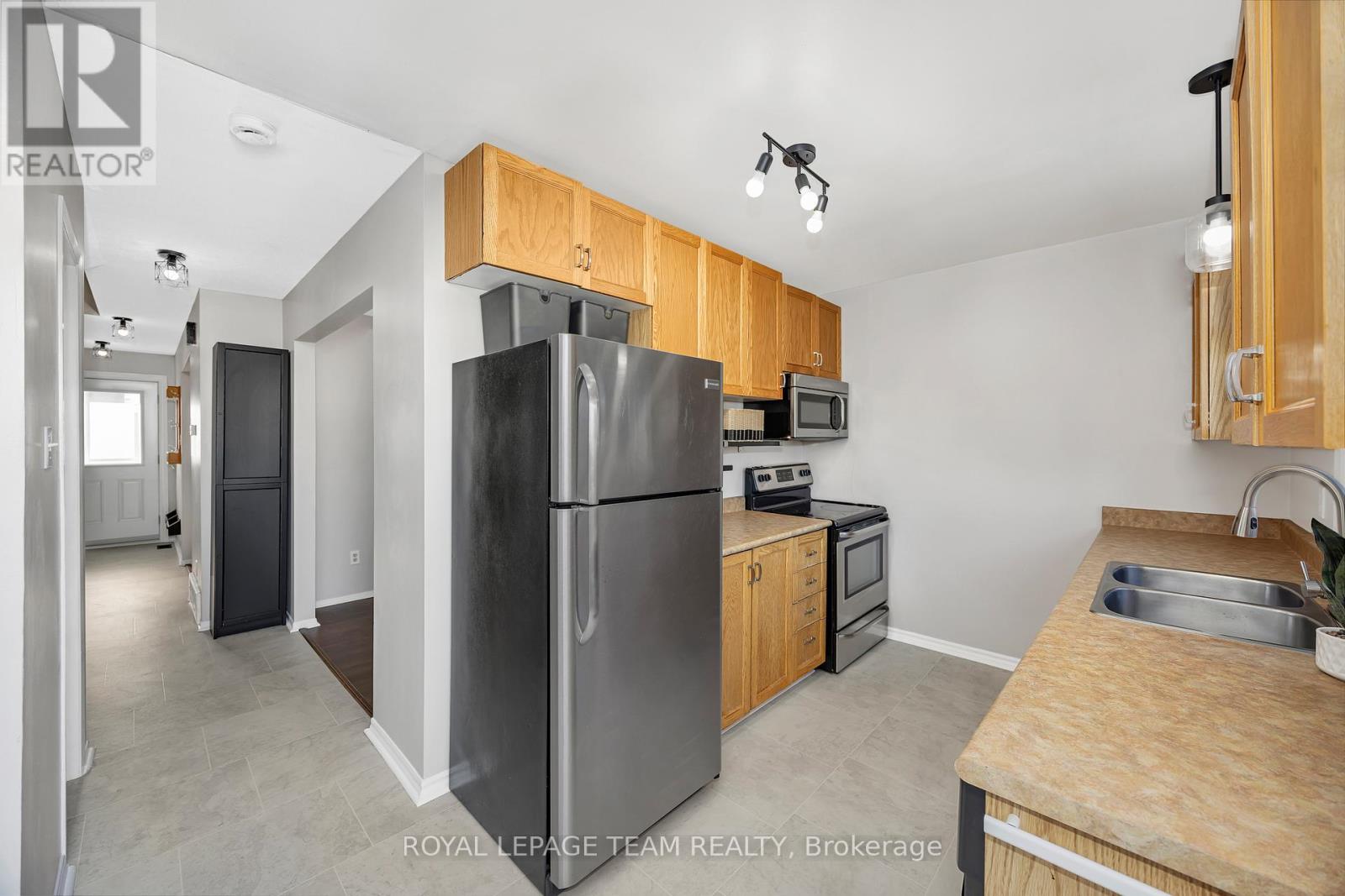 1960 Colorado Lane, Ottawa, Ontario  K1C 6T9 - Photo 11 - X12413369