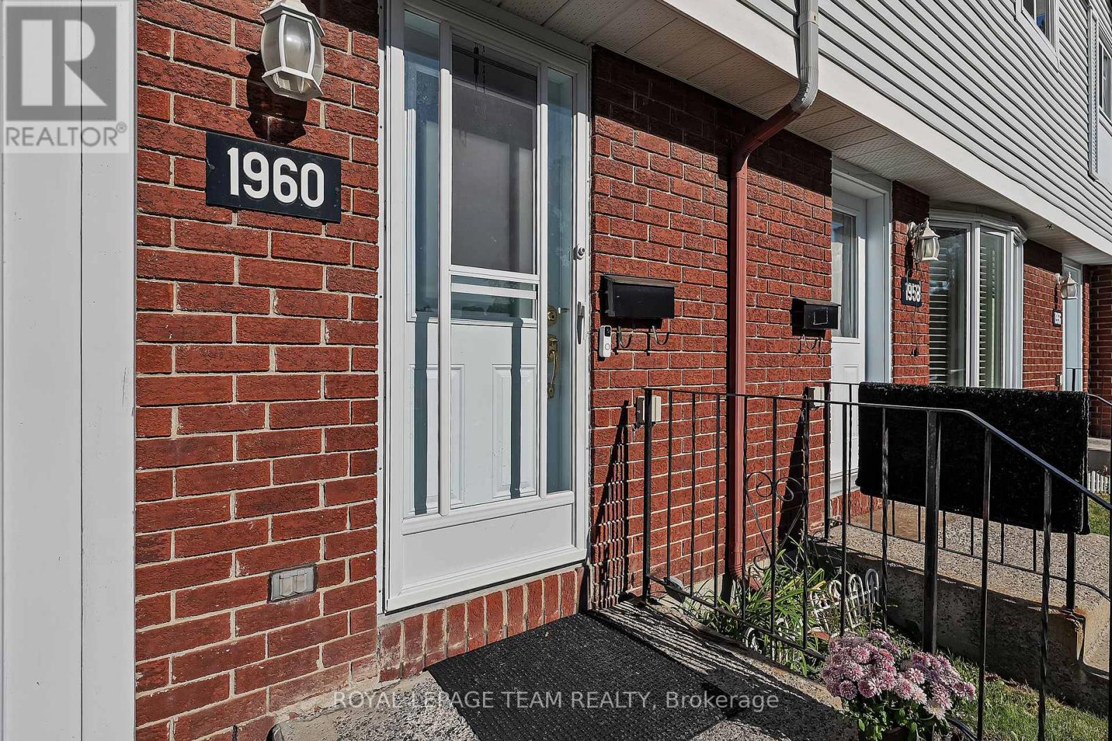 1960 Colorado Lane, Ottawa, Ontario  K1C 6T9 - Photo 2 - X12413369