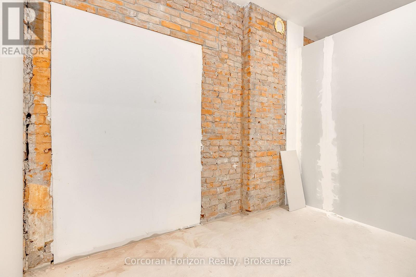 475 King Street E, Hamilton (Landsdale), Ontario  L8M 1C8 - Photo 12 - X12413249