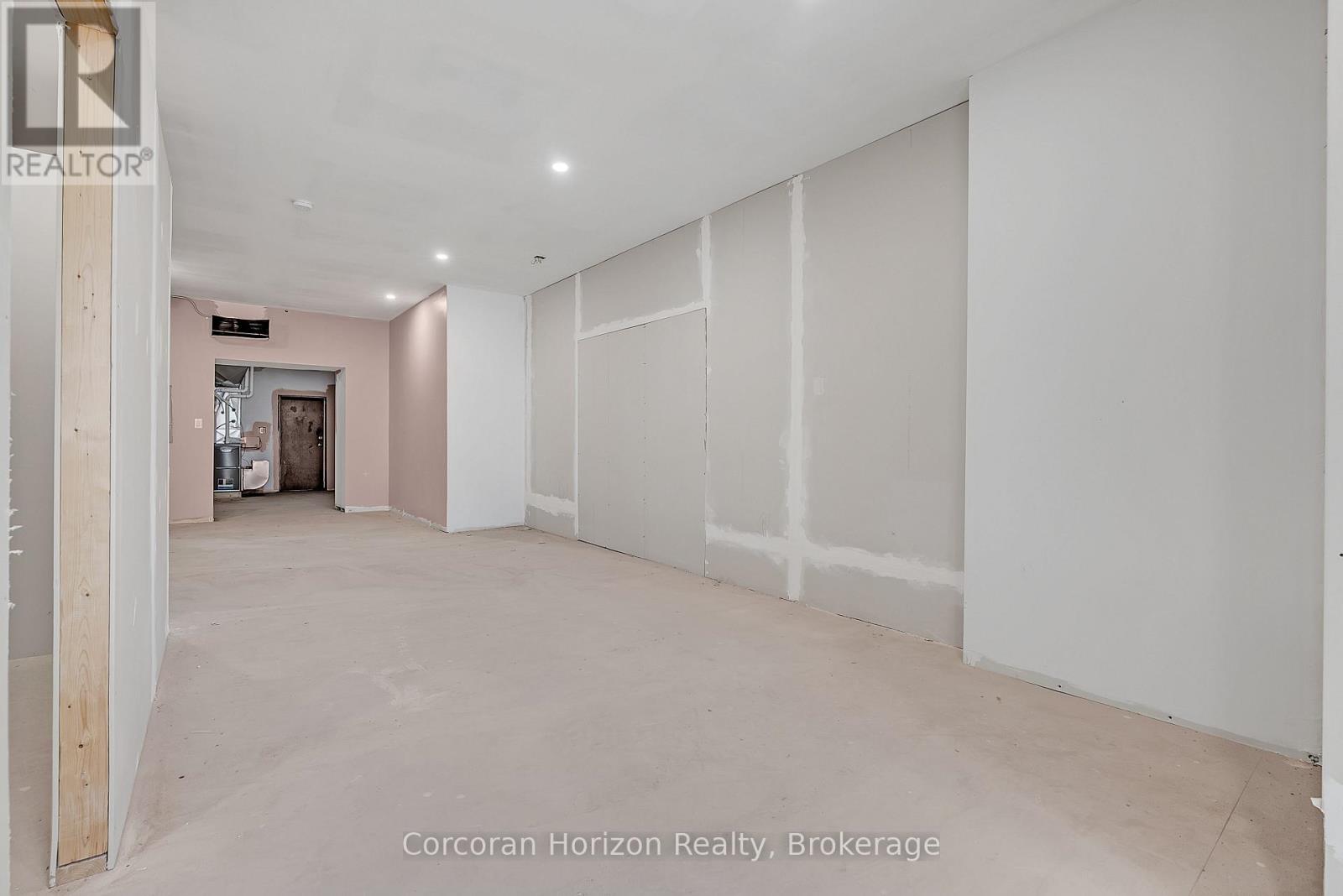 475 King Street E, Hamilton (Landsdale), Ontario  L8M 1C8 - Photo 6 - X12413249