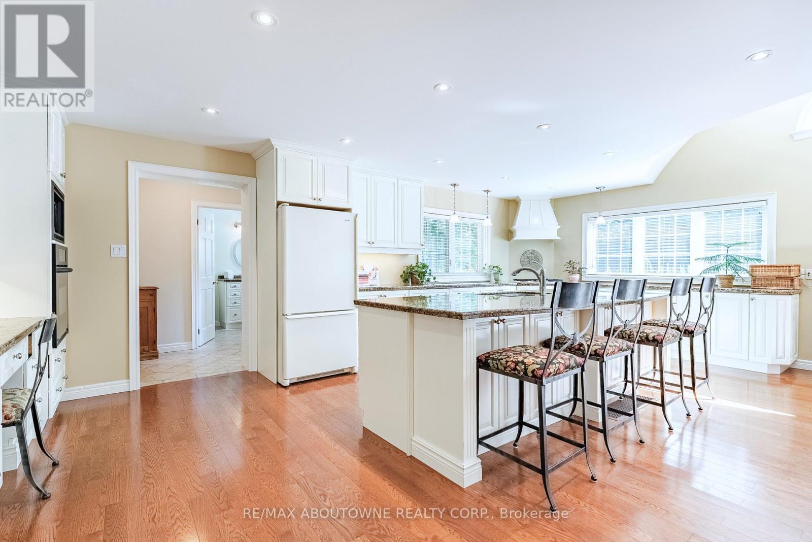 1284 Cleaver Drive, Oakville, Ontario  L6J 1W3 - Photo 7 - W12405292