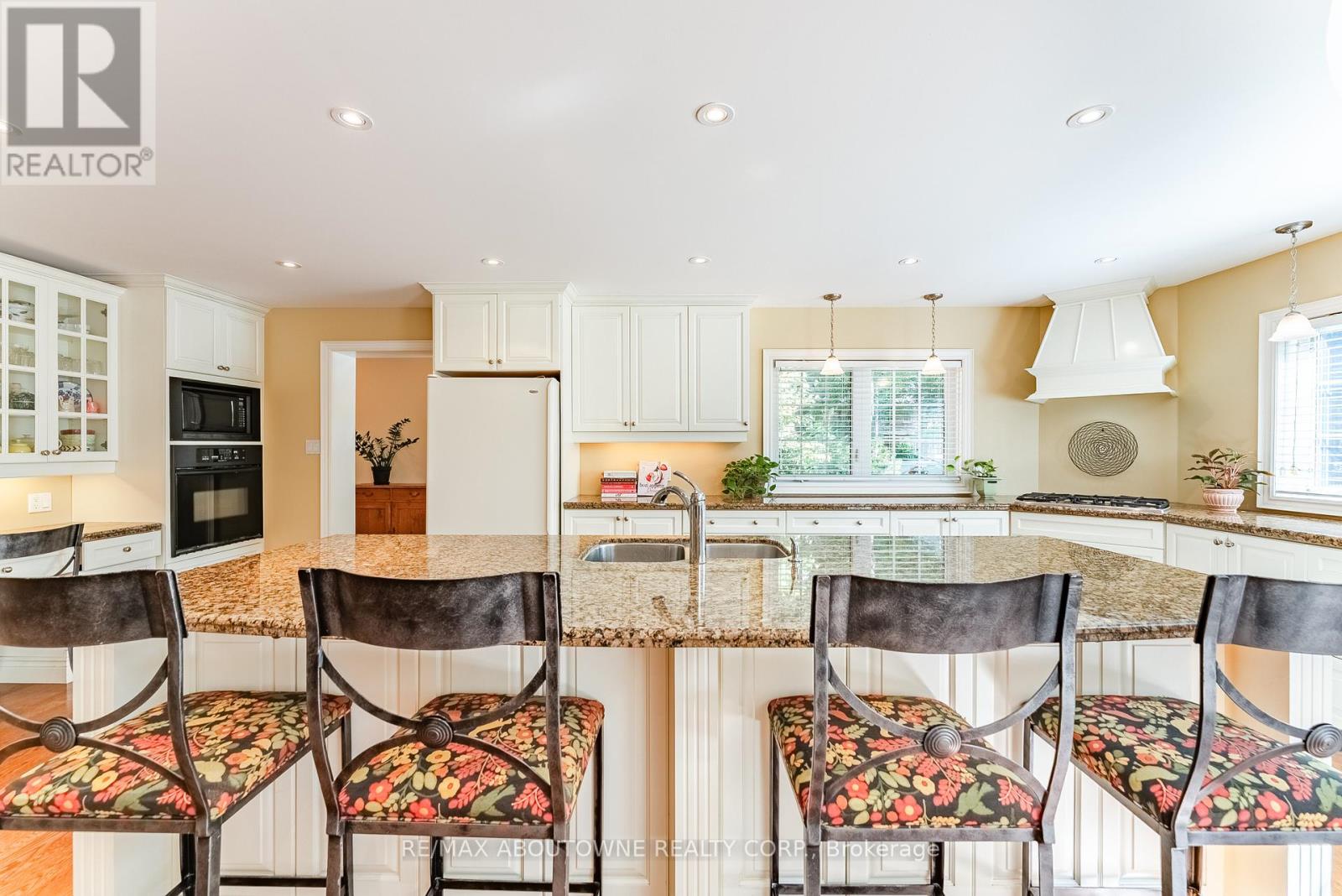 1284 Cleaver Drive, Oakville, Ontario  L6J 1W3 - Photo 8 - W12405292