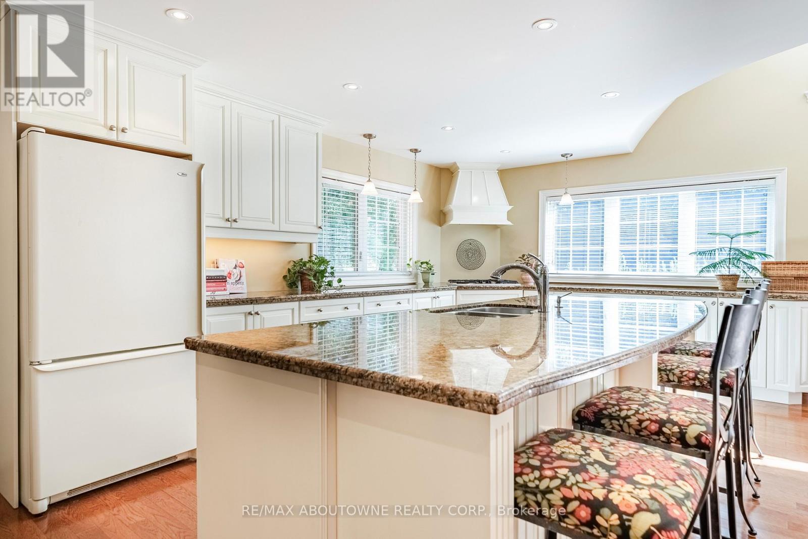 1284 Cleaver Drive, Oakville, Ontario  L6J 1W3 - Photo 9 - W12405292