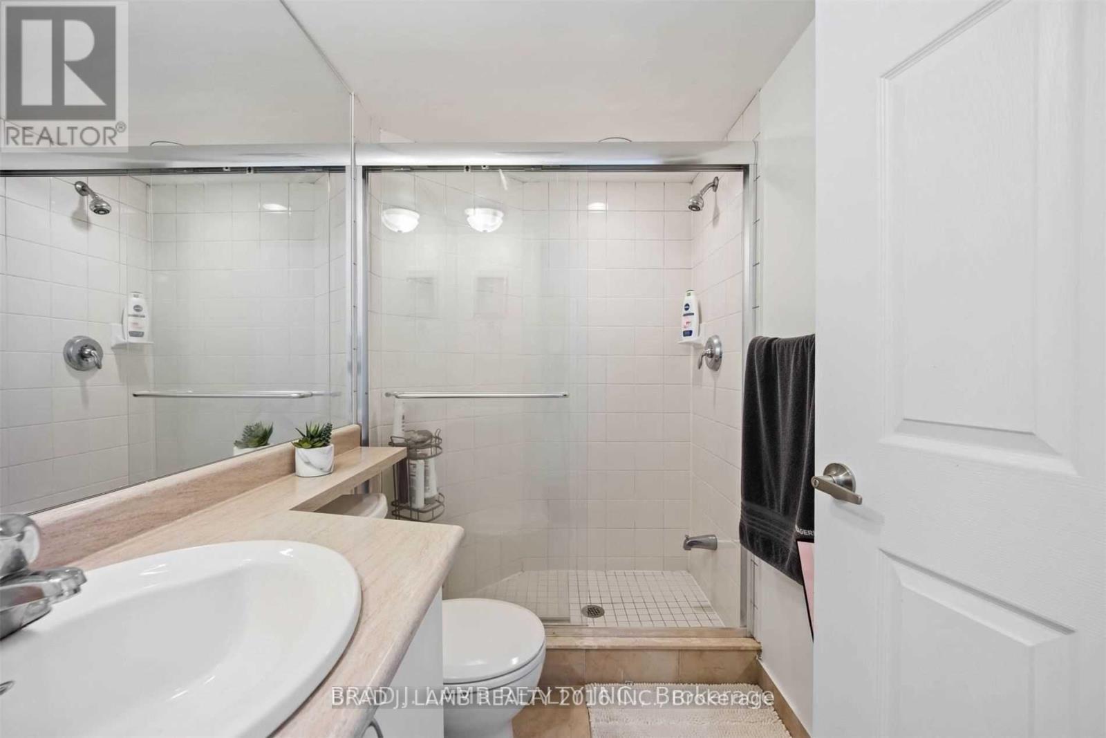 1364 - 209 Fort York Boulevard, Toronto, Ontario  M5V 4A1 - Photo 11 - C12413241