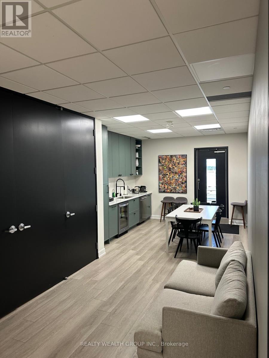 Unit 303 - 1135 Stellar Drive, Newmarket, Ontario  L3Y 7B8 - Photo 17 - N12410363