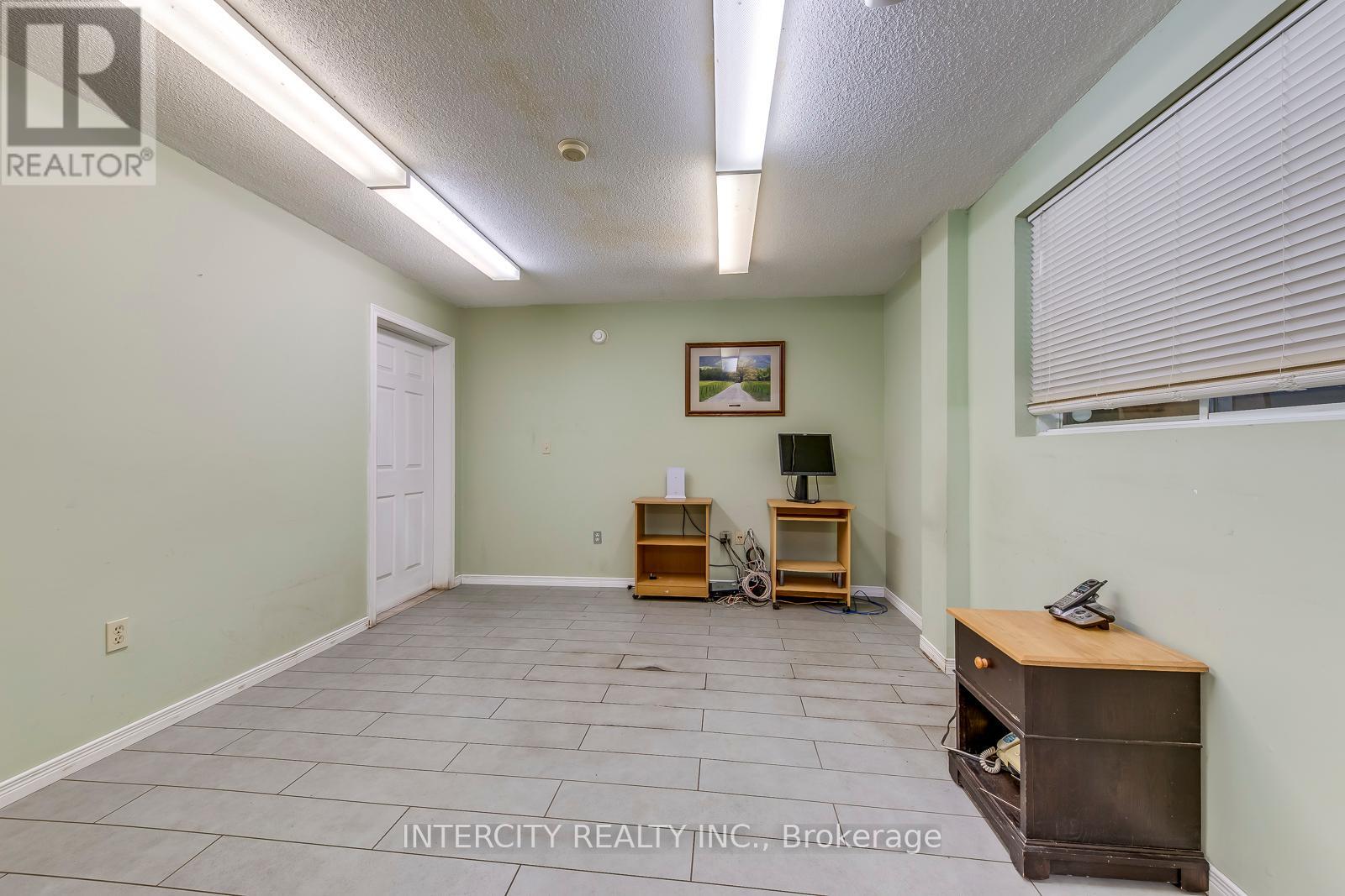 2764 Governors Road S, Hamilton, Ontario  L0R 1T0 - Photo 13 - X12413072