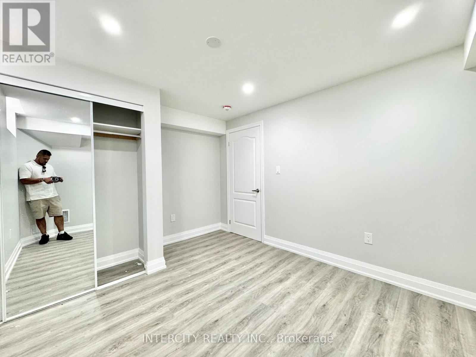 299 Fleetwood Drive, Oshawa, Ontario  L1K 3E8 - Photo 4 - E12413234