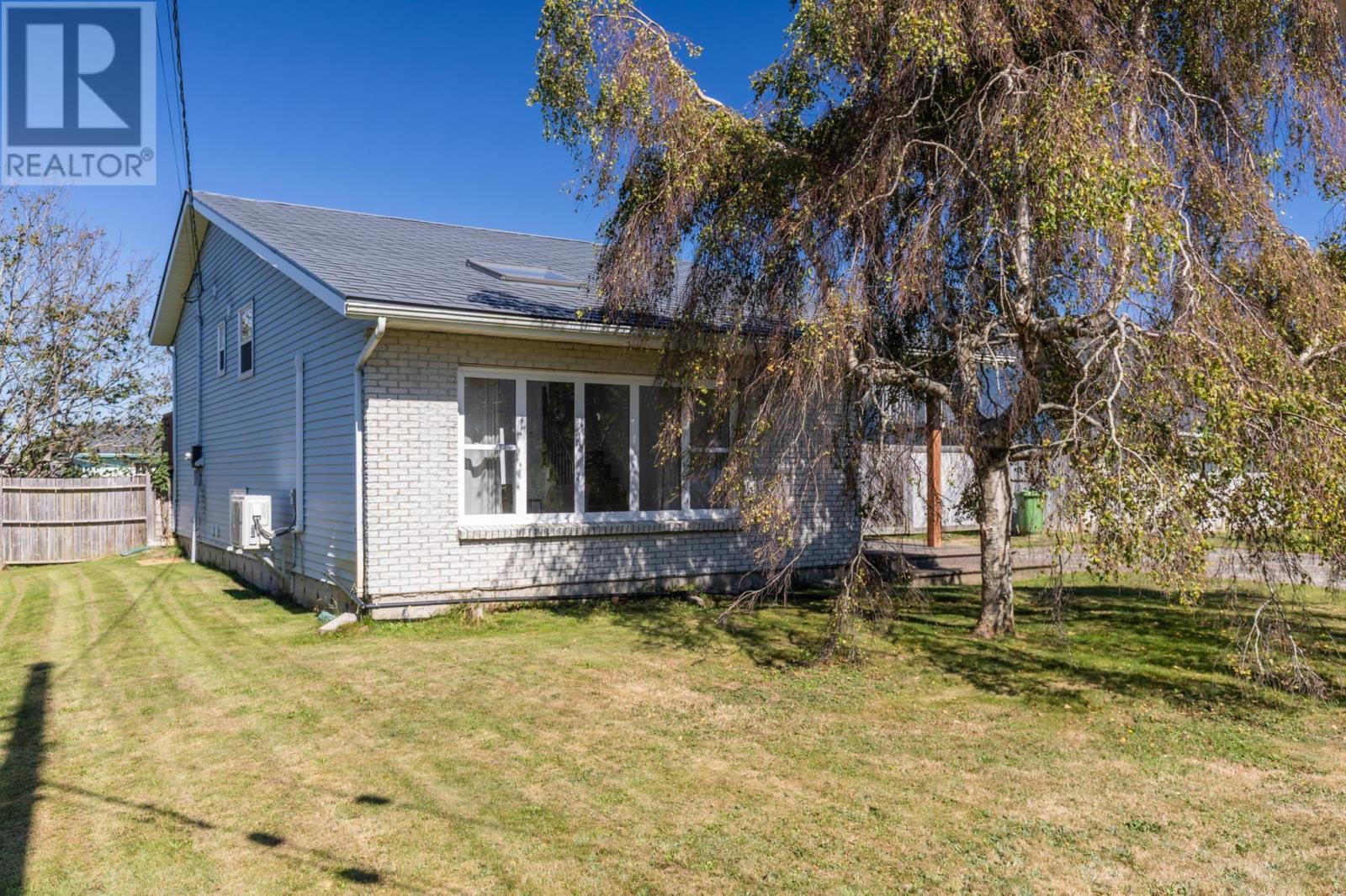 38 Beacon Street, Yarmouth, Nova Scotia  B5A 2W4 - Photo 2 - 202523727