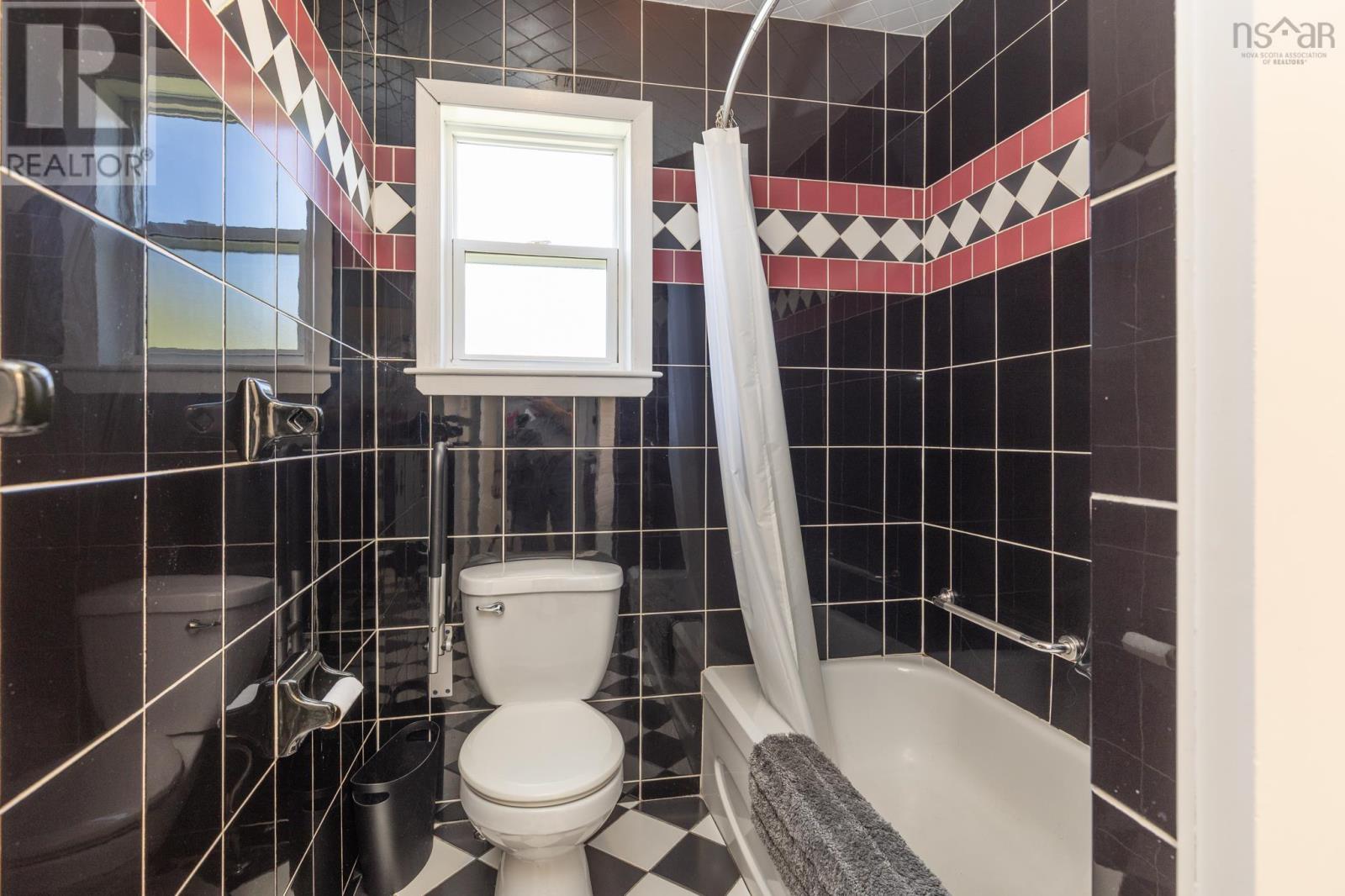 38 Beacon Street, Yarmouth, Nova Scotia  B5A 2W4 - Photo 24 - 202523727