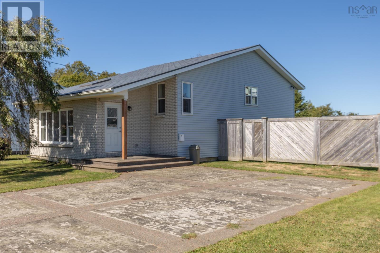 38 Beacon Street, Yarmouth, Nova Scotia  B5A 2W4 - Photo 3 - 202523727