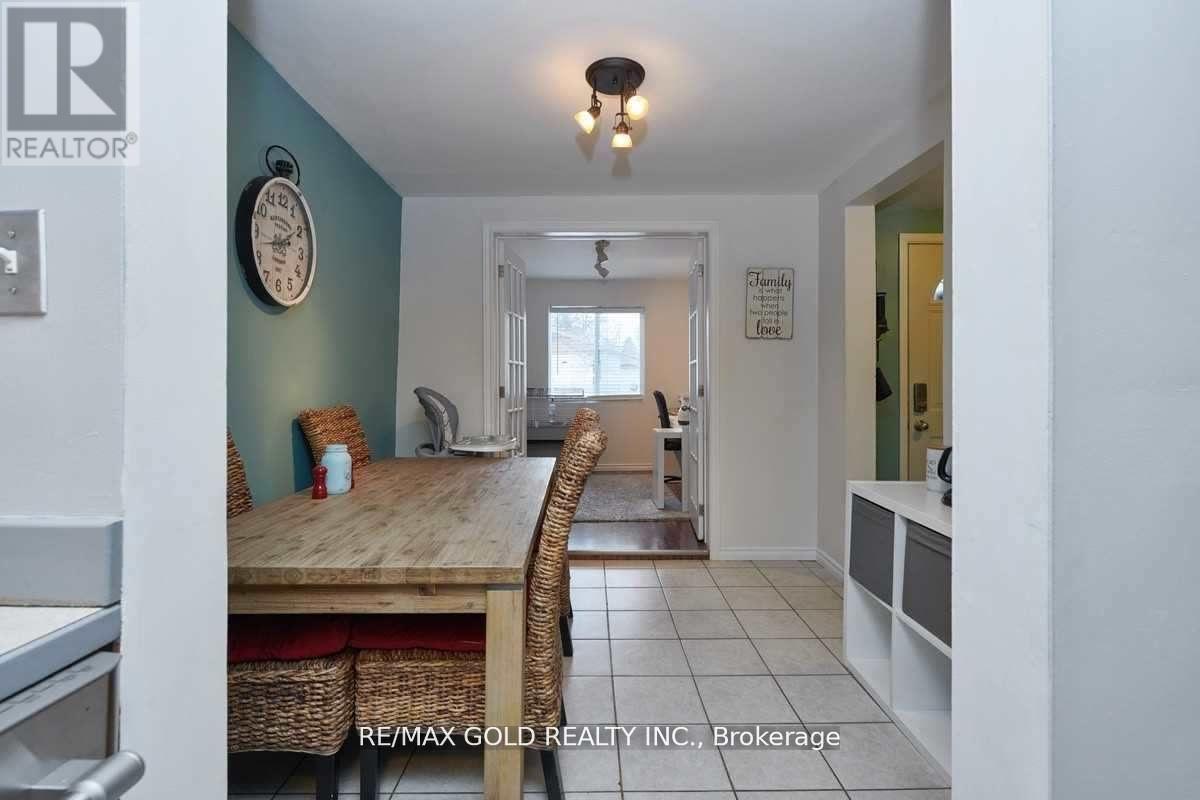 89 Simcoe Street, Orillia, Ontario  L3V 1G6 - Photo 11 - S12413321