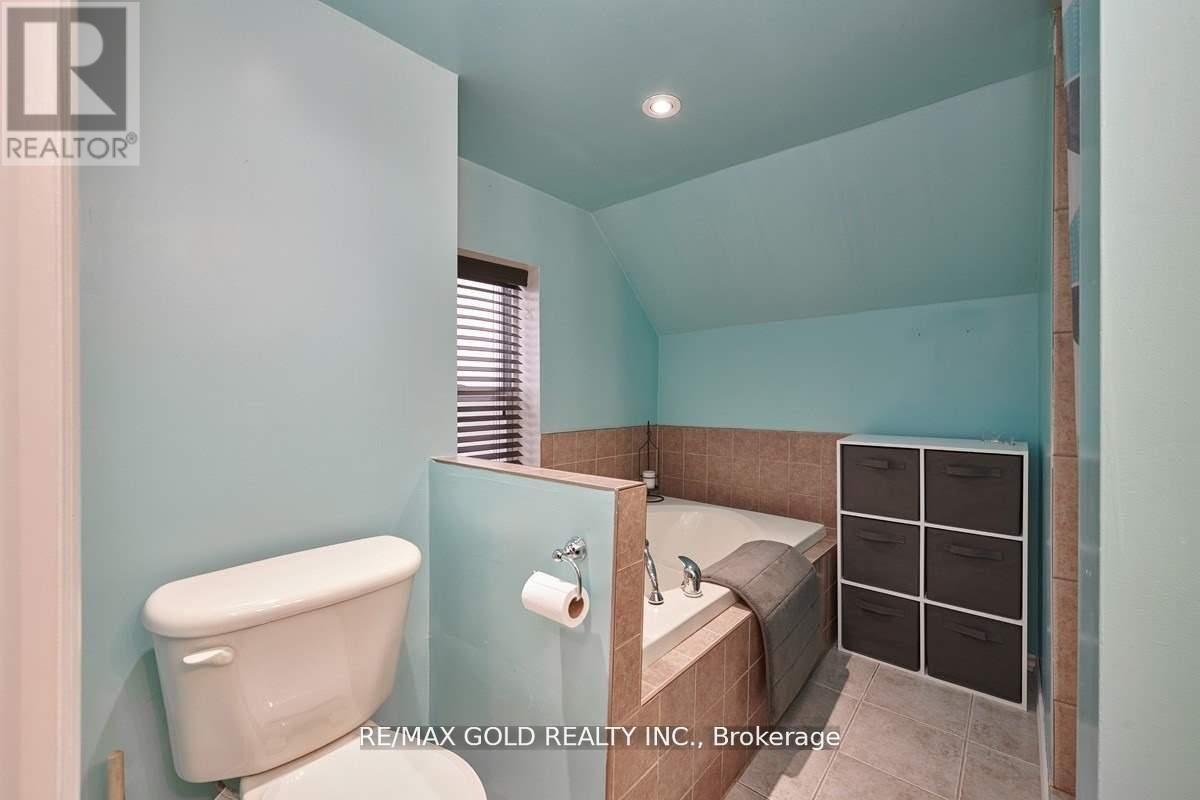 89 Simcoe Street, Orillia, Ontario  L3V 1G6 - Photo 14 - S12413321
