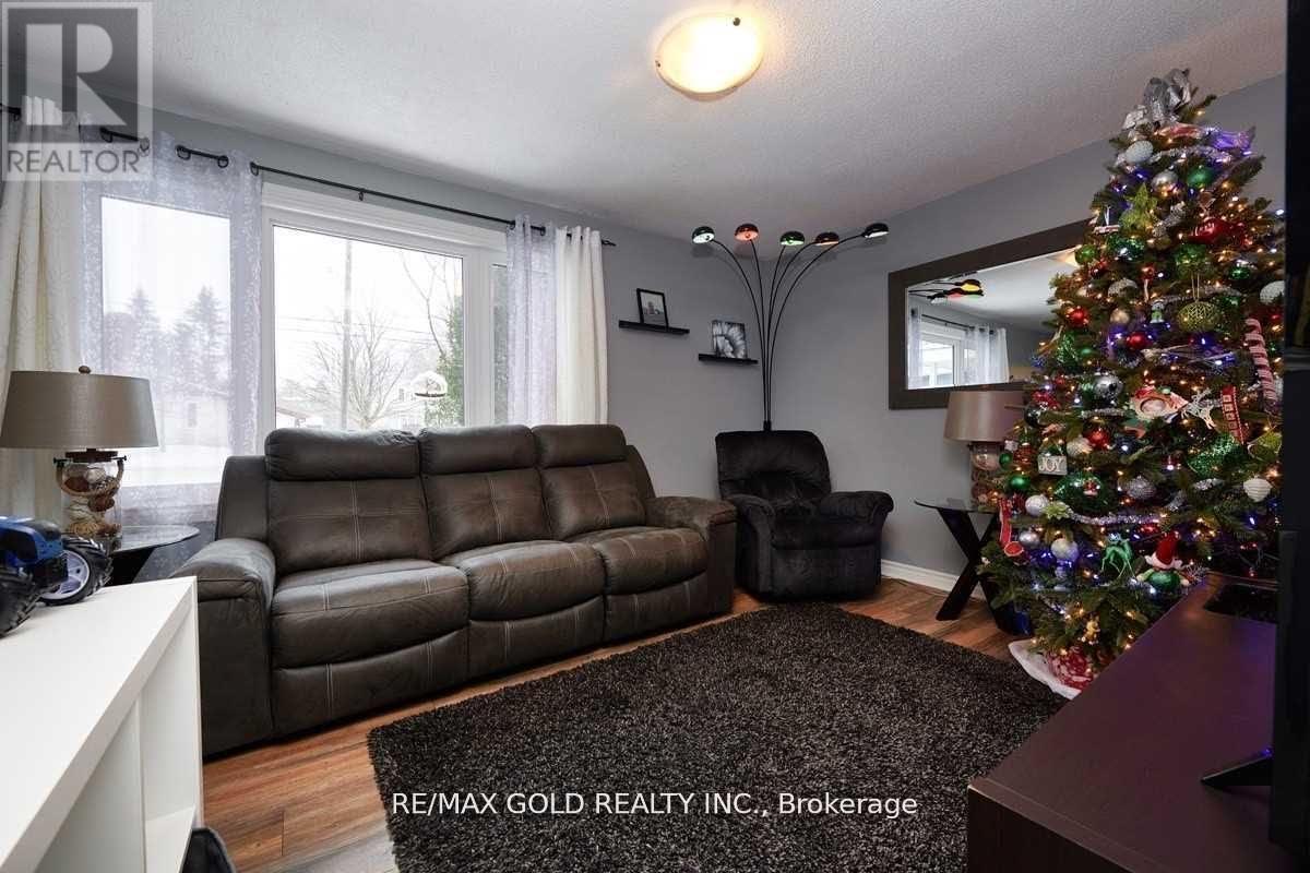 89 Simcoe Street, Orillia, Ontario  L3V 1G6 - Photo 3 - S12413321