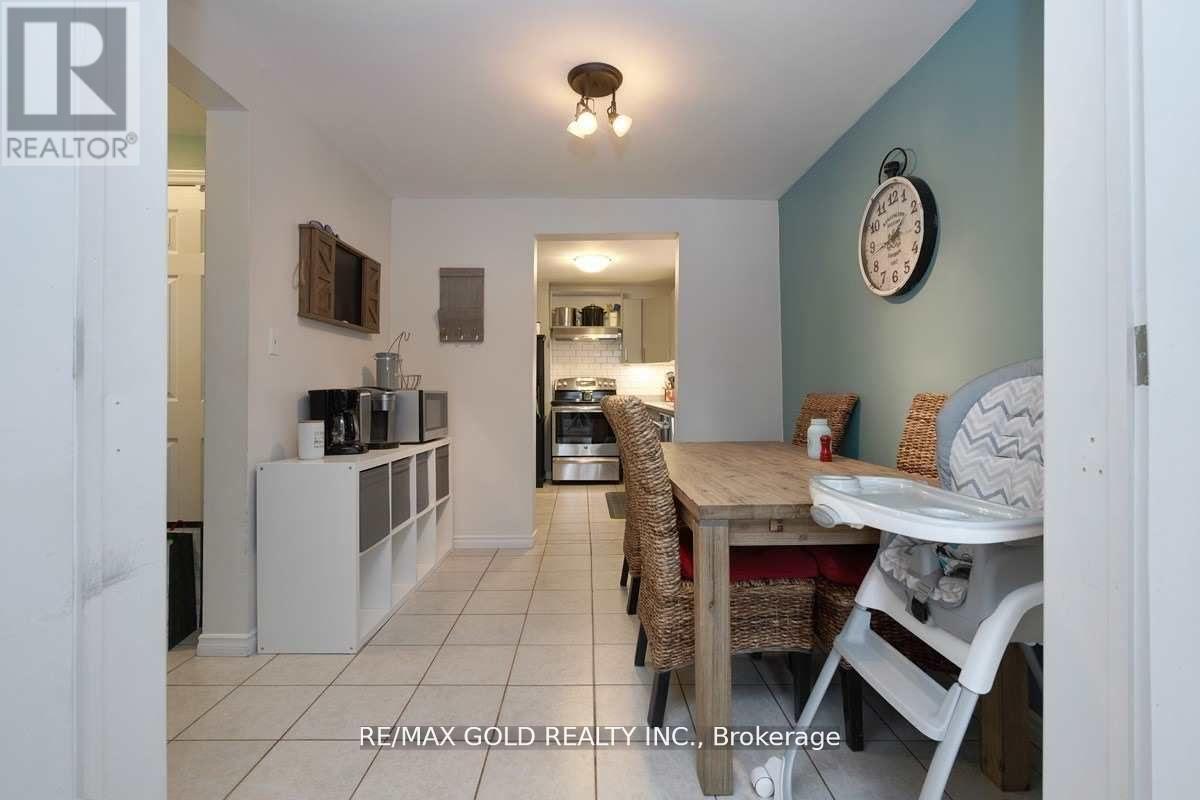 89 Simcoe Street, Orillia, Ontario  L3V 1G6 - Photo 4 - S12413321