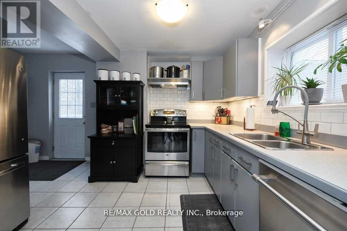 89 Simcoe Street, Orillia, Ontario  L3V 1G6 - Photo 5 - S12413321