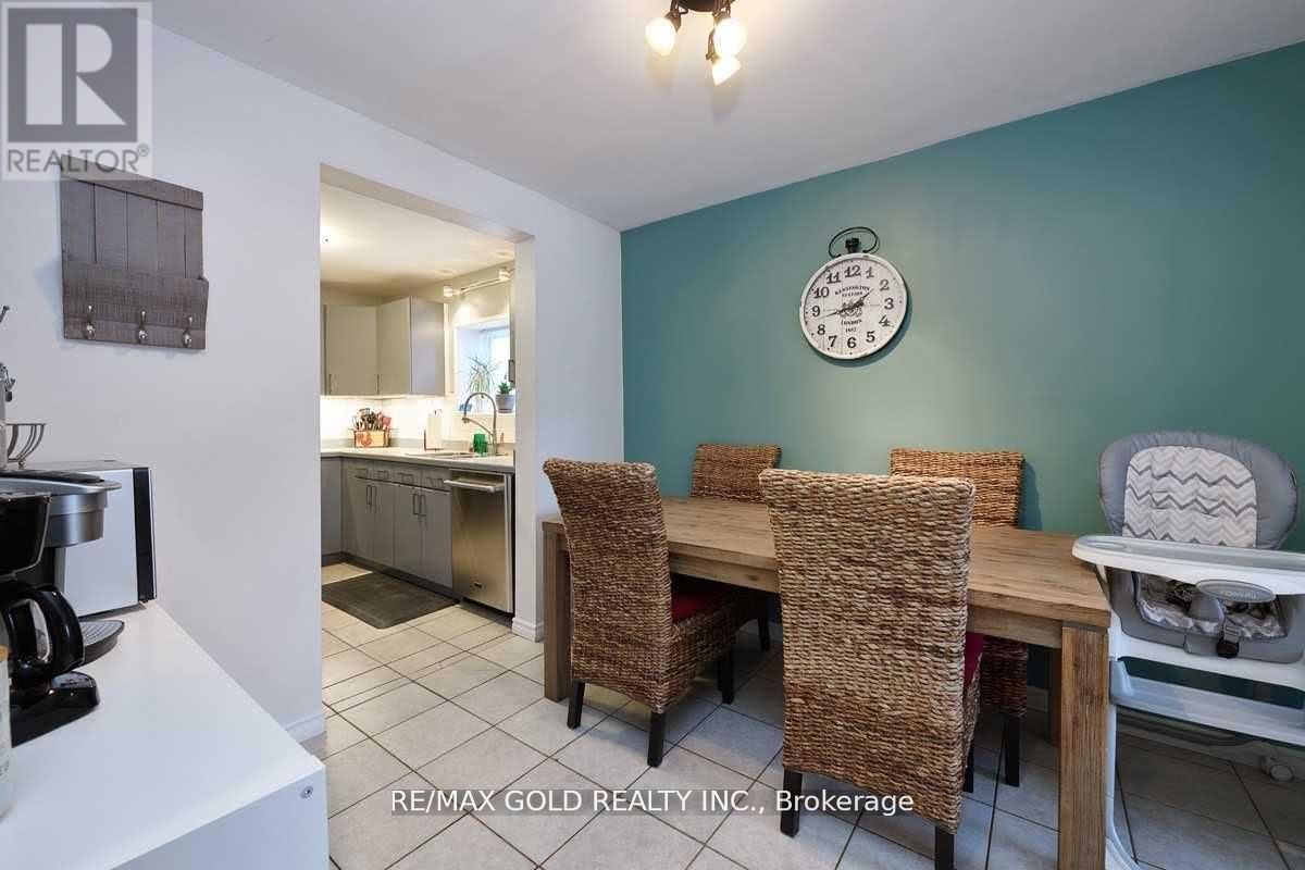 89 Simcoe Street, Orillia, Ontario  L3V 1G6 - Photo 6 - S12413321