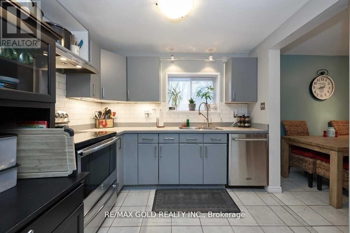 89 Simcoe Street, Orillia, Ontario  L3V 1G6 - Photo 8 - S12413321