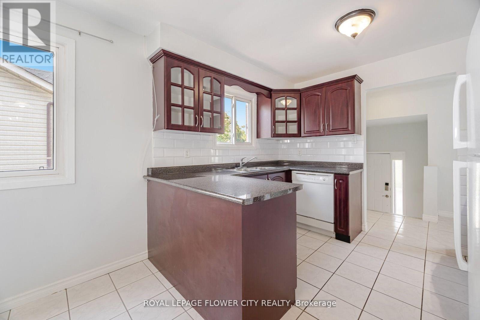376 Hansen Road N, Brampton, Ontario  L6V 3P7 - Photo 7 - W12413273