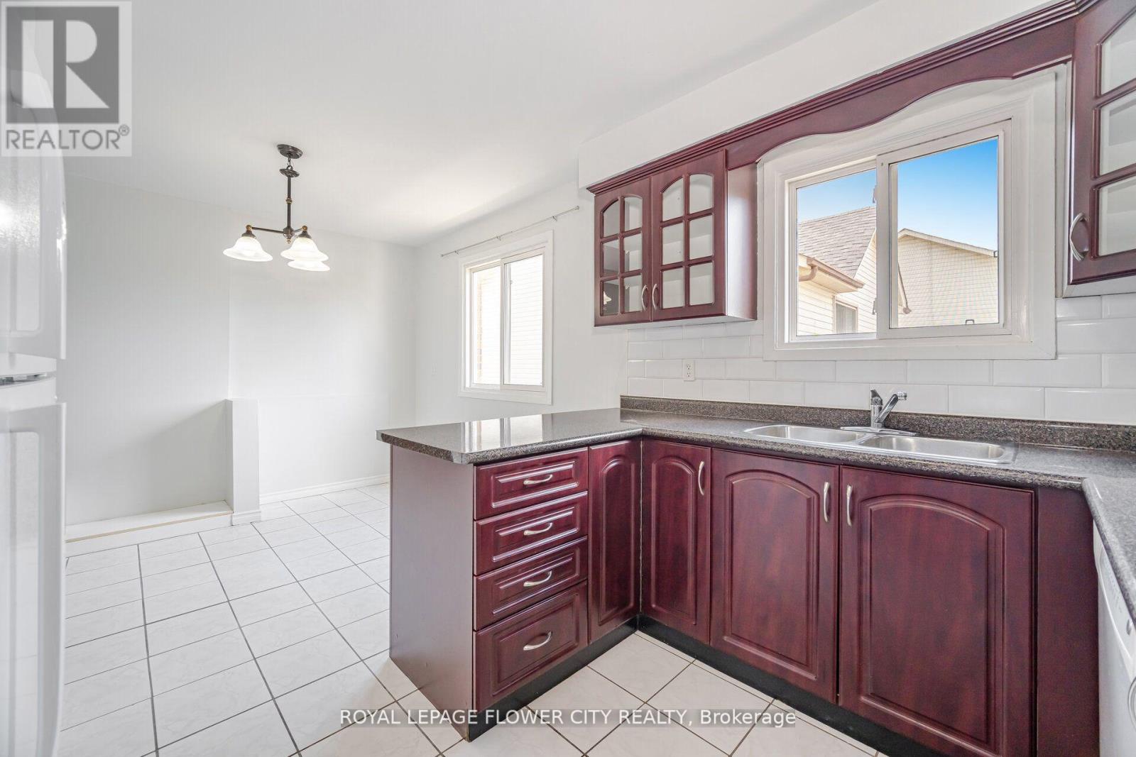 376 Hansen Road N, Brampton, Ontario  L6V 3P7 - Photo 8 - W12413273