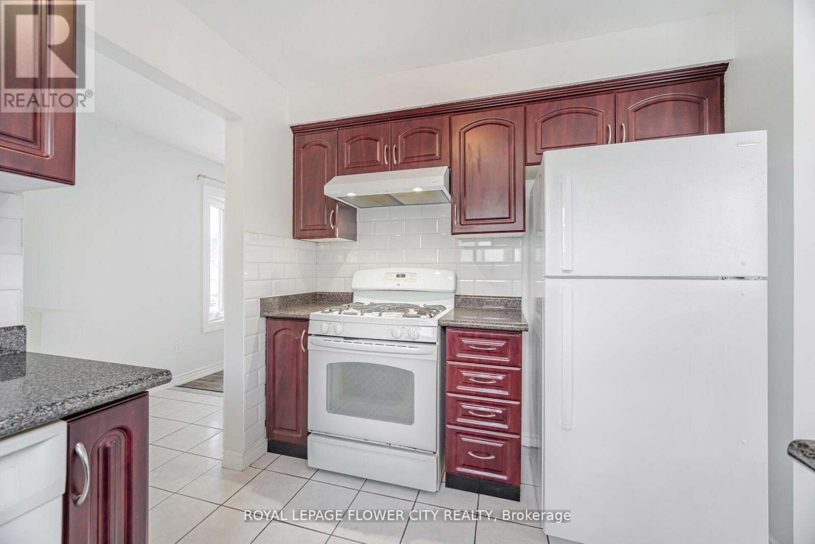 376 Hansen Road N, Brampton, Ontario  L6V 3P7 - Photo 9 - W12413273