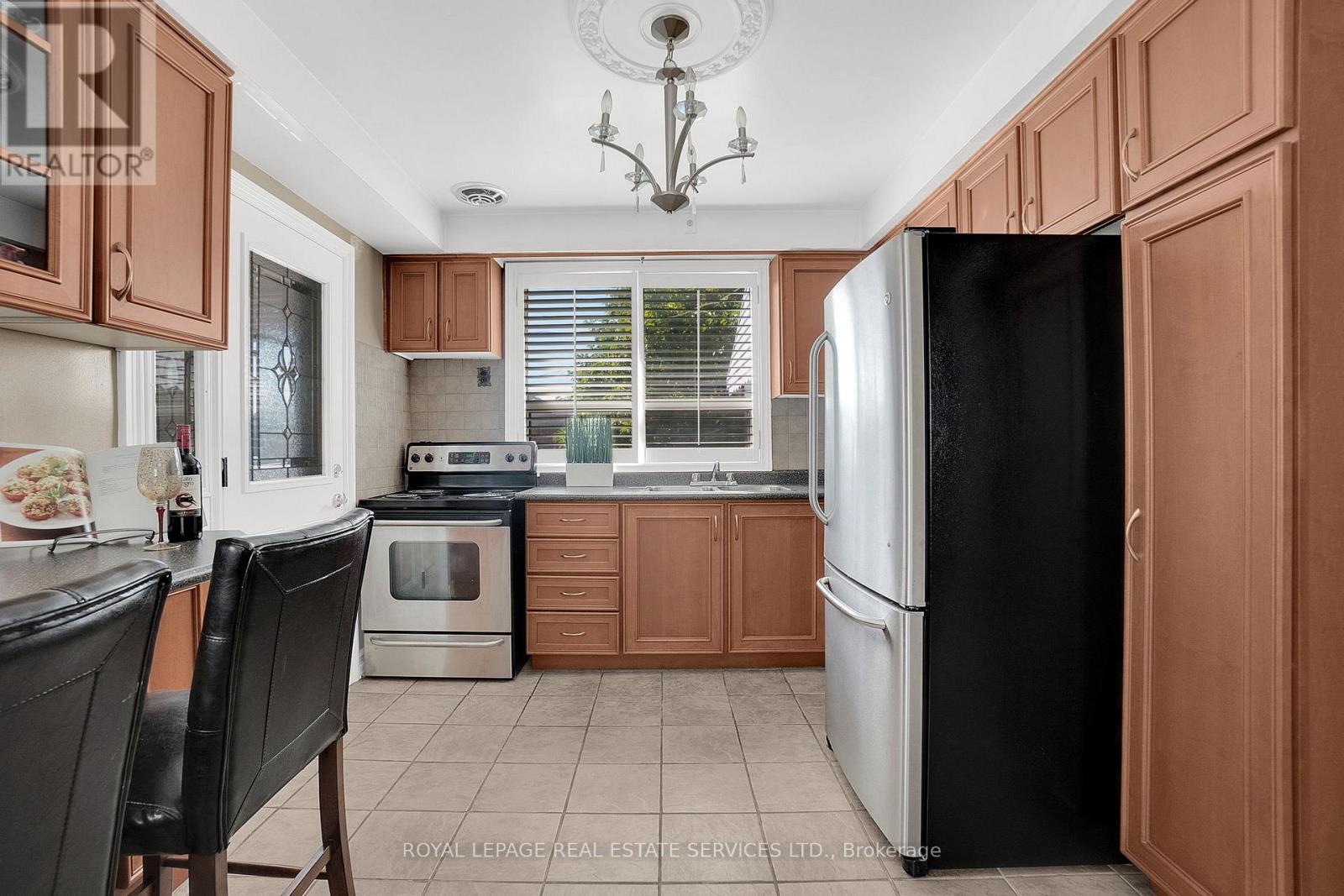18 Langholm Drive, Toronto, Ontario  M3M 2R6 - Photo 15 - W12413363