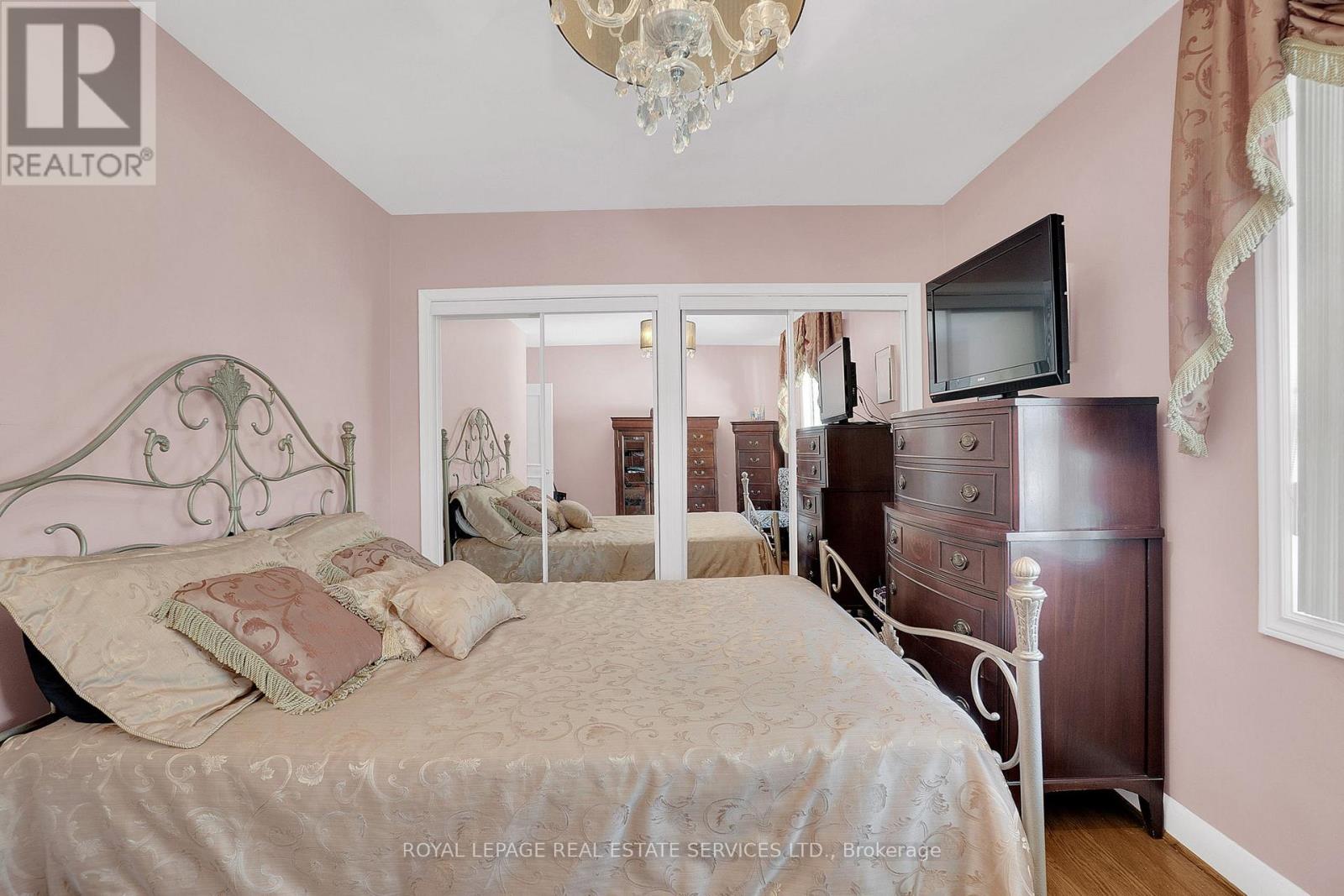 18 Langholm Drive, Toronto, Ontario  M3M 2R6 - Photo 17 - W12413363