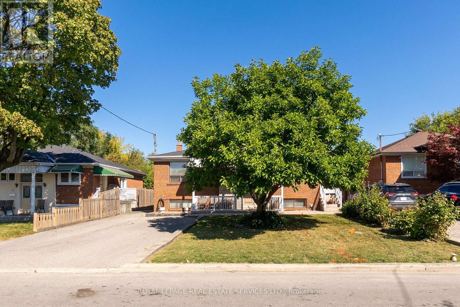 18 Langholm Drive, Toronto, Ontario  M3M 2R6 - Photo 2 - W12413363