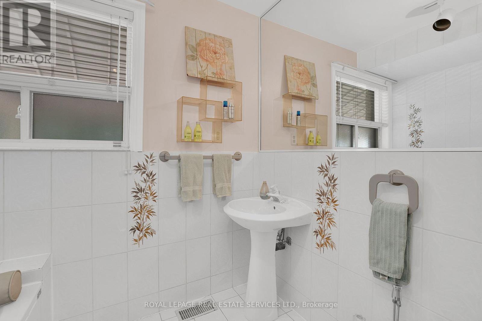 18 Langholm Drive, Toronto, Ontario  M3M 2R6 - Photo 20 - W12413363