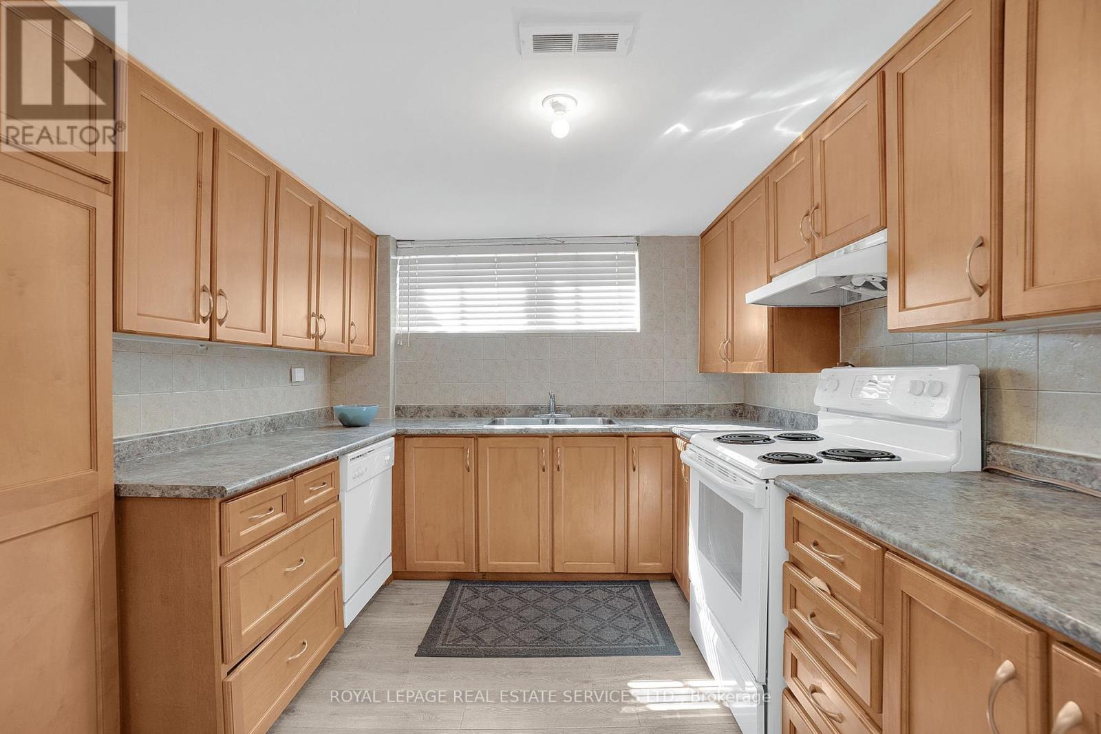 18 Langholm Drive, Toronto, Ontario  M3M 2R6 - Photo 25 - W12413363