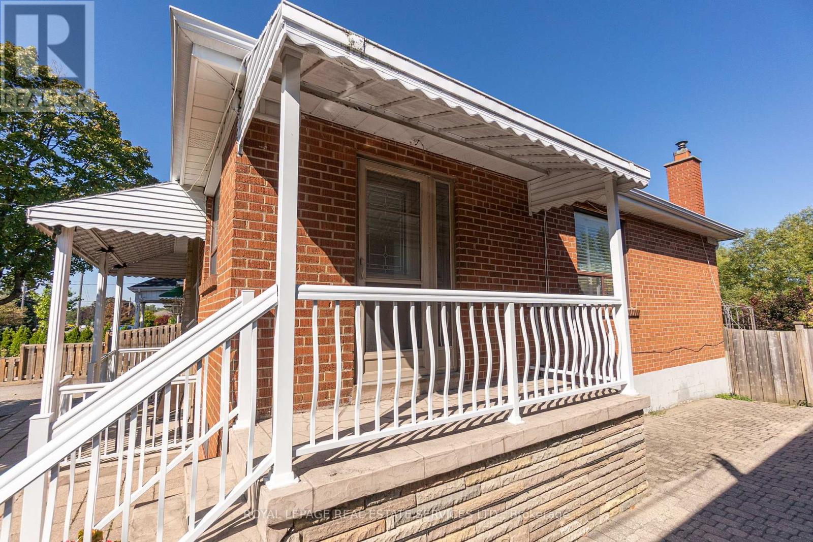 18 Langholm Drive, Toronto, Ontario  M3M 2R6 - Photo 6 - W12413363