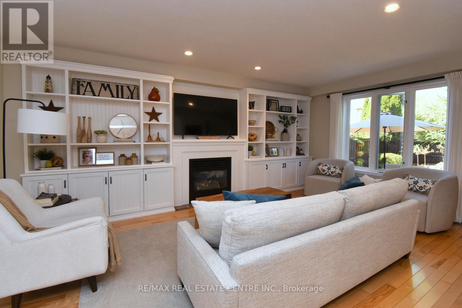 35 Eringate Drive, Hamilton (Stoney Creek Mountain), Ontario  L8J 3Y4 - Photo 12 - X12413339