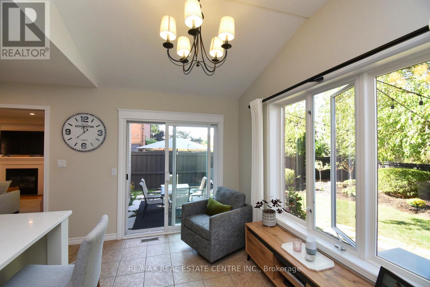 35 Eringate Drive, Hamilton (Stoney Creek Mountain), Ontario  L8J 3Y4 - Photo 15 - X12413339