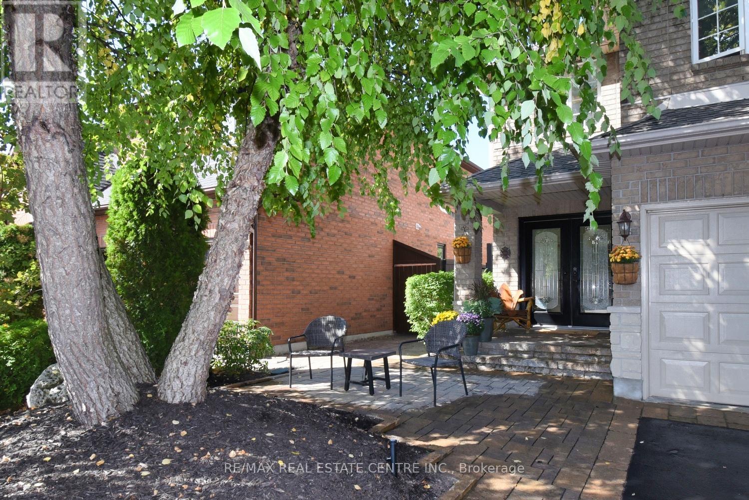 35 Eringate Drive, Hamilton (Stoney Creek Mountain), Ontario  L8J 3Y4 - Photo 2 - X12413339