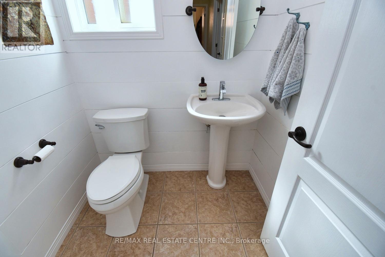 35 Eringate Drive, Hamilton (Stoney Creek Mountain), Ontario  L8J 3Y4 - Photo 21 - X12413339