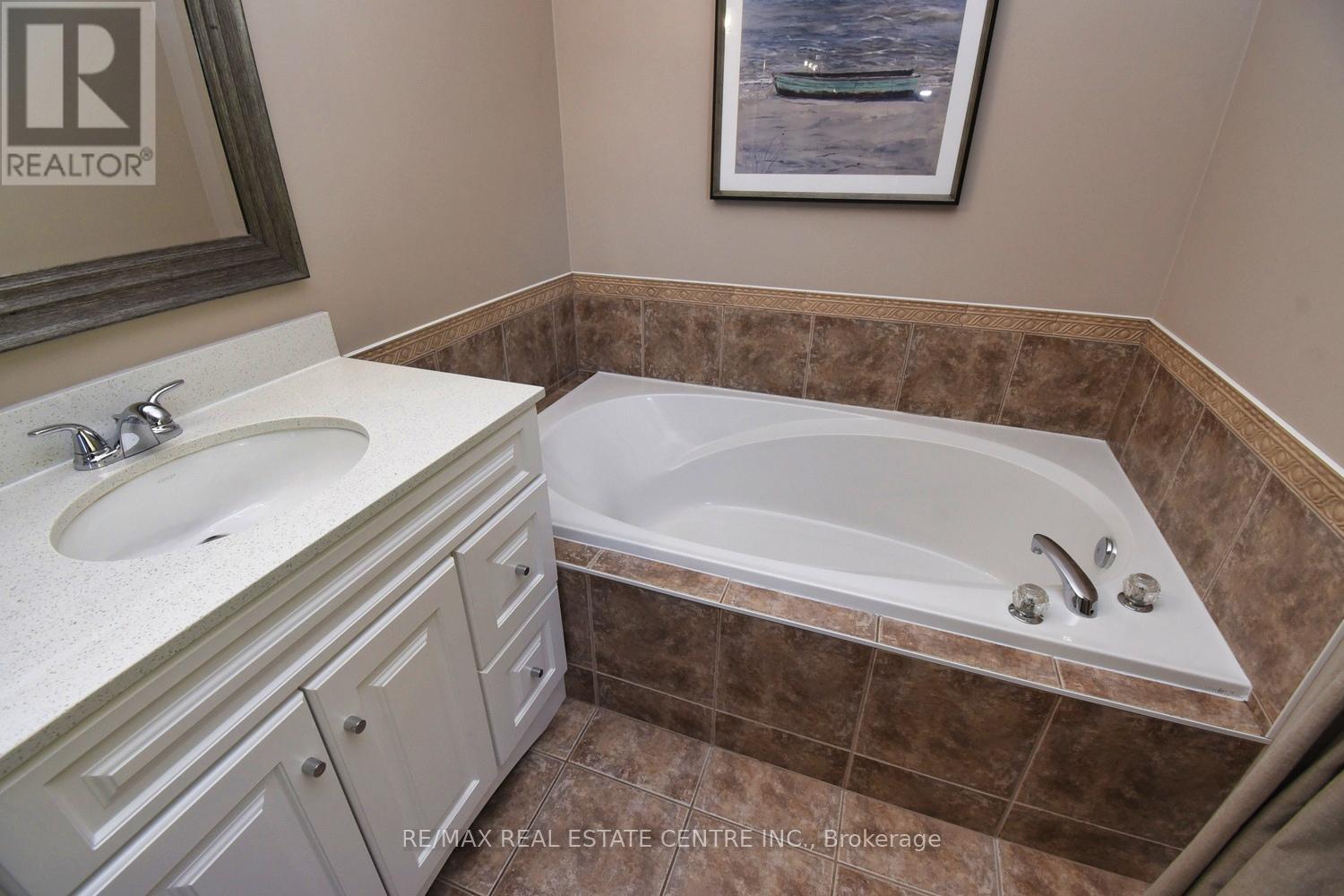 35 Eringate Drive, Hamilton (Stoney Creek Mountain), Ontario  L8J 3Y4 - Photo 28 - X12413339