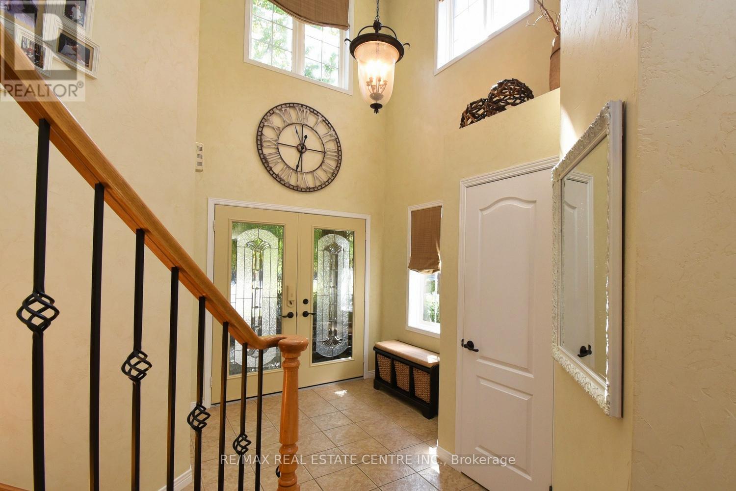 35 Eringate Drive, Hamilton (Stoney Creek Mountain), Ontario  L8J 3Y4 - Photo 6 - X12413339